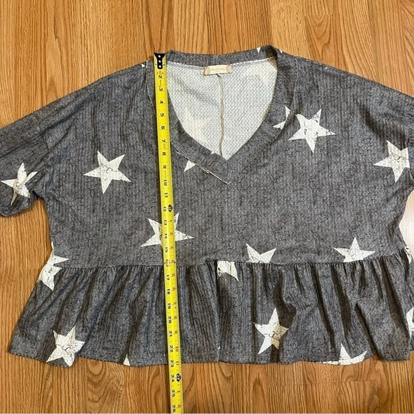 NWT Altar'd State Womens Gray Long Sleeve Shirt White Stars Ruffled Hem Top Sz M - Picture 7 of 8